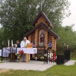 Msza przy kapliczce w 5 rocznicę powodzi 23-05-2015