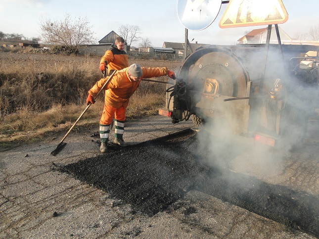 Roboty naprawcze na drodze gminnej.
